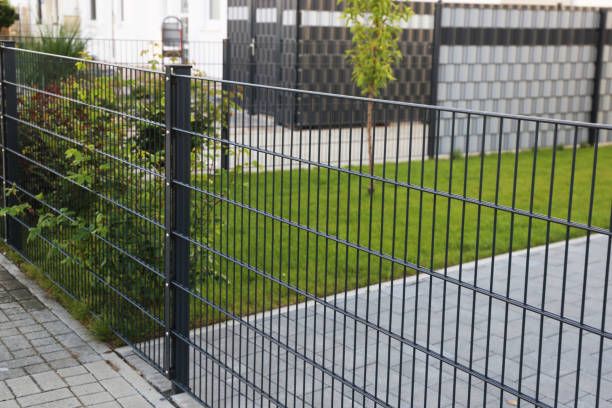 Gepflegter Rasen und Zaunanlage an einer Wohnanlage