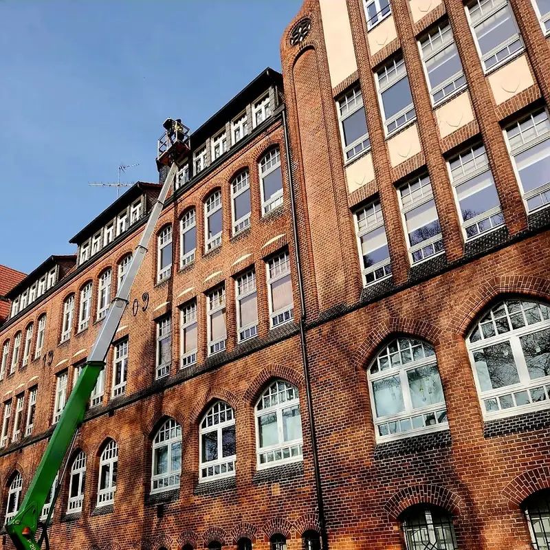 Höhenarbeiten an einem Gebäude mit Hubsteiger