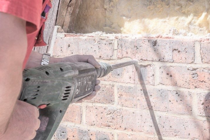 Bohrarbeiten an einer Mauer