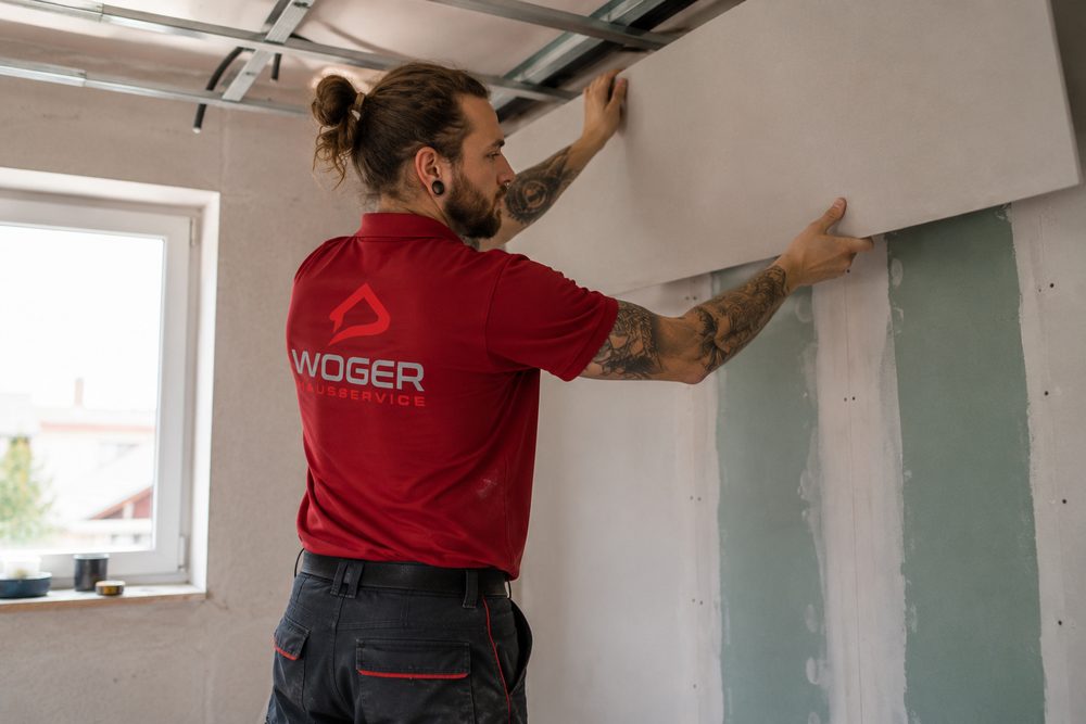Woger Hausservice Team beim Anbringen von Trockenbauplatten