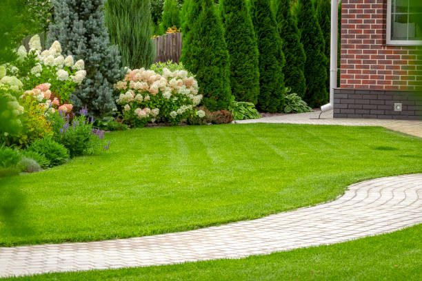 Gepflegte Gartenanlage mit Blumenbeet und Rasen